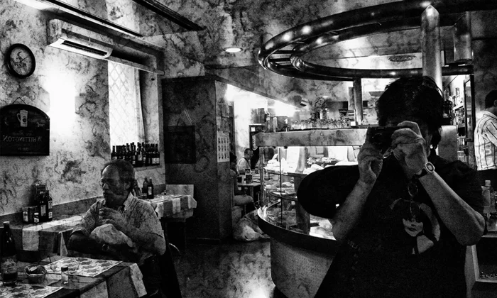 Sokak Fotoğrafçılığı: Anı Çalmak mı, Sanata Dönüştürmek mi? 5 2hbn Sokak Fotoğrafçılığı Postu Daido Moriyama fotoğrafı