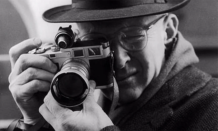 Sokak Fotoğrafçılığı: Anı Çalmak mı, Sanata Dönüştürmek mi? 3 2hbn Sokak Fotoğrafçılığı Postu Henri Cartier-Bresson fotoğrafı